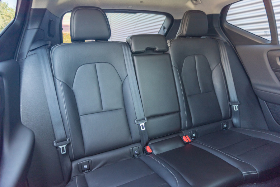 Volvo XC40 T3 Momentum Leder Trekhaak Parkeercamera Stoelverwarming 163pk