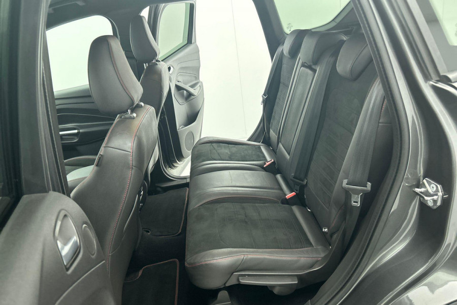 Ford Kuga 1.5 EcoBoost Vignale(Zeer goed OnderH, Trekhaak, Camera, Stoel Verwarming, Navigatie, PDC, Etc)