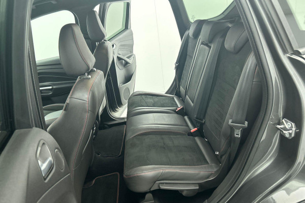 Ford Kuga 1.5 EcoBoost Vignale(Zeer goed OnderH, Trekhaak, Camera, Stoel Verwarming, Navigatie, PDC, Etc)