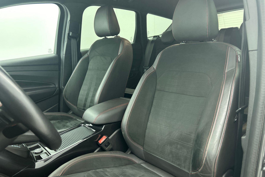 Ford Kuga 1.5 EcoBoost Vignale(Zeer goed OnderH, Trekhaak, Camera, Stoel Verwarming, Navigatie, PDC, Etc)