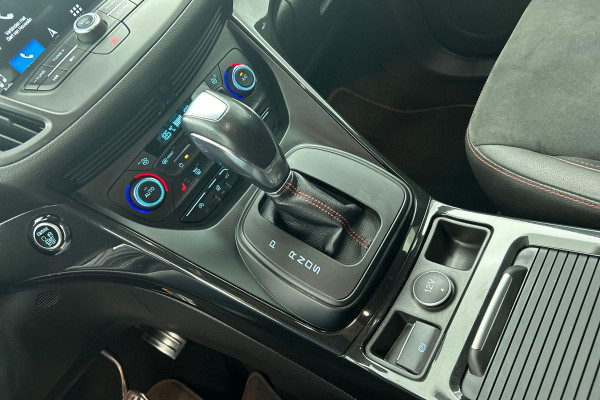 Ford Kuga 1.5 EcoBoost Vignale(Zeer goed OnderH, Trekhaak, Camera, Stoel Verwarming, Navigatie, PDC, Etc)