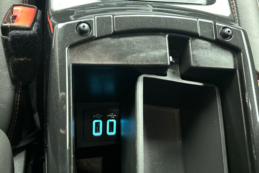 Ford Kuga 1.5 EcoBoost Vignale(Zeer goed OnderH, Trekhaak, Camera, Stoel Verwarming, Navigatie, PDC, Etc)