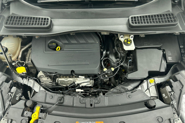 Ford Kuga 1.5 EcoBoost Vignale(Zeer goed OnderH, Trekhaak, Camera, Stoel Verwarming, Navigatie, PDC, Etc)