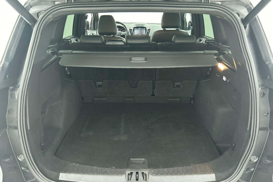 Ford Kuga 1.5 EcoBoost Vignale(Zeer goed OnderH, Trekhaak, Camera, Stoel Verwarming, Navigatie, PDC, Etc)