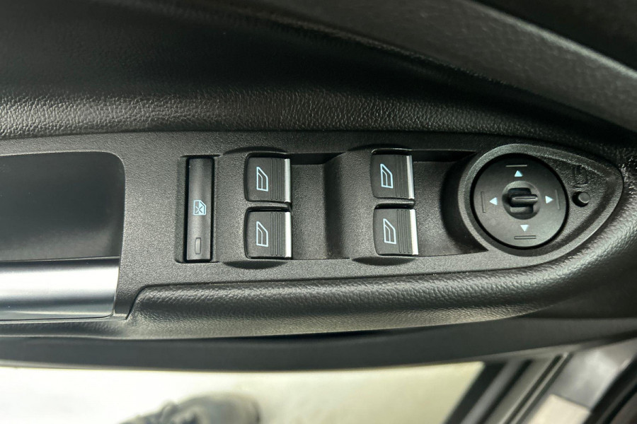 Ford Kuga 1.5 EcoBoost Vignale(Zeer goed OnderH, Trekhaak, Camera, Stoel Verwarming, Navigatie, PDC, Etc)