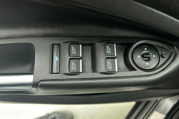 Ford Kuga 1.5 EcoBoost Vignale(Zeer goed OnderH, Trekhaak, Camera, Stoel Verwarming, Navigatie, PDC, Etc)