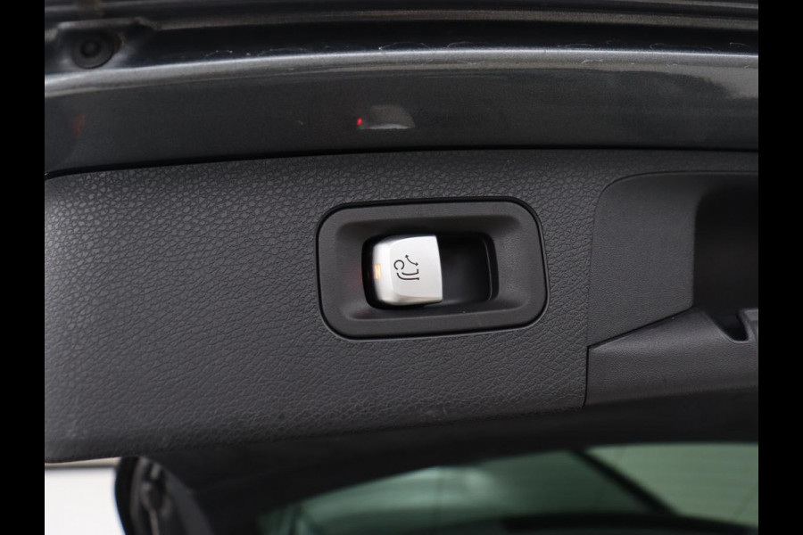 Mercedes-Benz E-Klasse 220d Business Solution AMG | Stoelverwarming | Trekhaak | Camera | Carplay | Widescreen | Half leder | Navigatie | Full LED