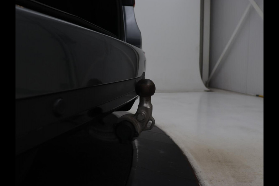 Mercedes-Benz E-Klasse 220d Business Solution AMG | Stoelverwarming | Trekhaak | Camera | Carplay | Widescreen | Half leder | Navigatie | Full LED