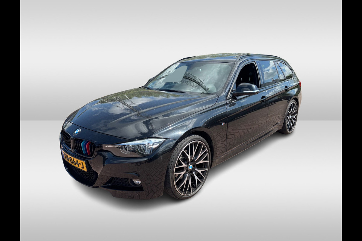 BMW 3 Serie Touring 320i Edition M Sport Shadow High Exe. / Panoramadak / Camera / Leder / 18'' / Navigatie / Sportstoelen / Stoelverwarming / Cruise Control BMW 3 Serie Touring 320i Edition M Sport Shadow High Exe. / Panoramadak / Camera / Leder / 18'' / Navigatie / Sportstoelen / Stoelverwarming / Cruise Control