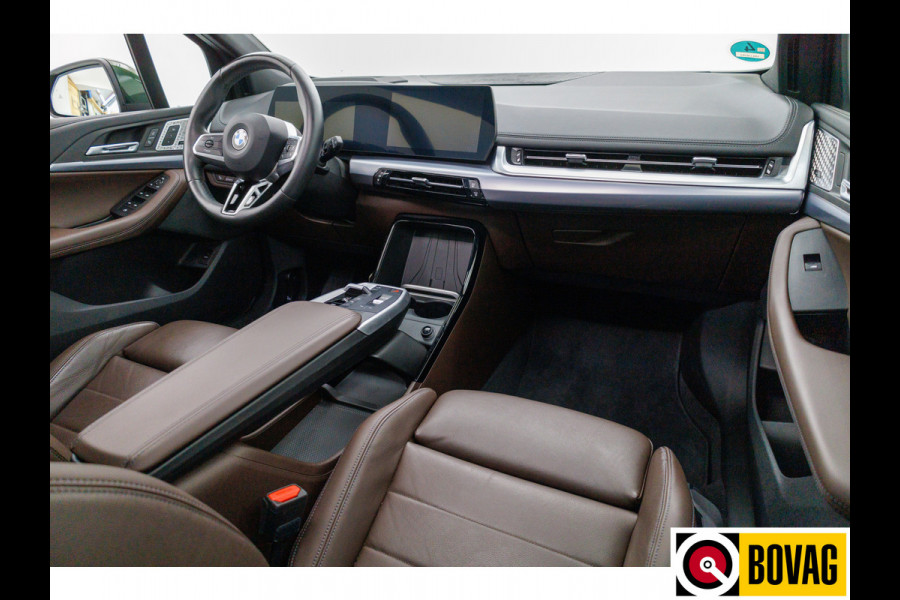 BMW 2 Serie Active Tourer 218i M-sport | Panoramadak | Leer | Harman Kardon | Stoel- en stuurverwarming | HUD | Electrische klep 360 Camera, Assisted driving, Navigatie, Shadowline, Keyless, Helemaal, 19'' Individual. VOL!