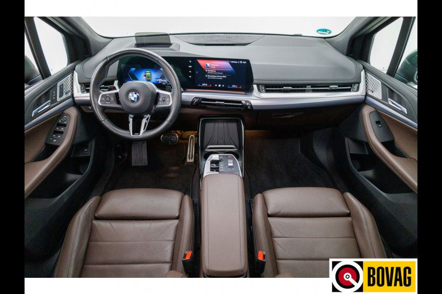 BMW 2 Serie Active Tourer 218i M-sport | Panoramadak | Leer | Harman Kardon | Stoel- en stuurverwarming | HUD | Electrische klep 360 Camera, Assisted driving, Navigatie, Shadowline, Keyless, Helemaal, 19'' Individual. VOL!