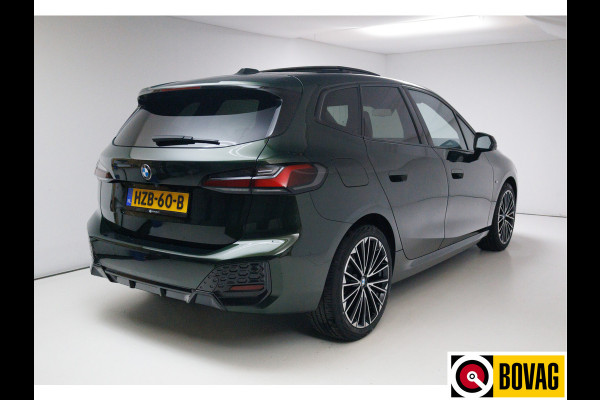 BMW 2 Serie Active Tourer 218i M-sport | Panoramadak | Leer | Harman Kardon | Stoel- en stuurverwarming | HUD | Electrische klep 360 Camera, Assisted driving, Navigatie, Shadowline, Keyless, Helemaal, 19'' Individual. VOL!