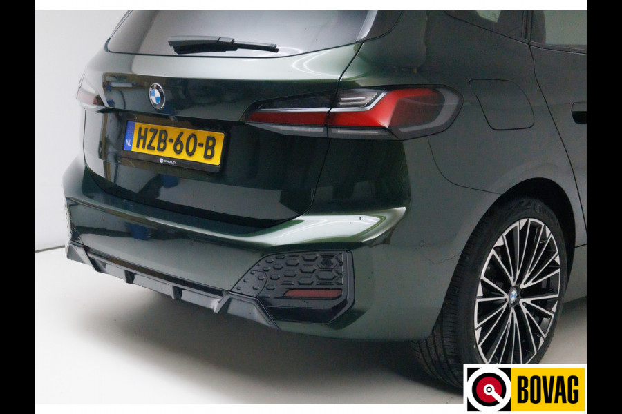 BMW 2 Serie Active Tourer 218i M-sport | Panoramadak | Leer | Harman Kardon | Stoel- en stuurverwarming | HUD | Electrische klep 360 Camera, Assisted driving, Navigatie, Shadowline, Keyless, Helemaal, 19'' Individual. VOL!