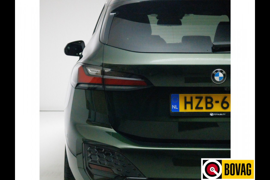 BMW 2 Serie Active Tourer 218i M-sport | Panoramadak | Leer | Harman Kardon | Stoel- en stuurverwarming | HUD | Electrische klep 360 Camera, Assisted driving, Navigatie, Shadowline, Keyless, Helemaal, 19'' Individual. VOL!