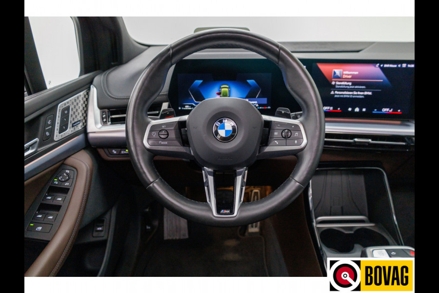 BMW 2 Serie Active Tourer 218i M-sport | Panoramadak | Leer | Harman Kardon | Stoel- en stuurverwarming | HUD | Electrische klep 360 Camera, Assisted driving, Navigatie, Shadowline, Keyless, Helemaal, 19'' Individual. VOL!