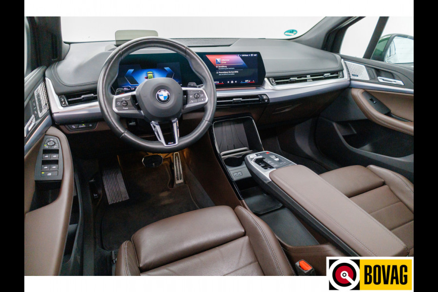 BMW 2 Serie Active Tourer 218i M-sport | Panoramadak | Leer | Harman Kardon | Stoel- en stuurverwarming | HUD | Electrische klep 360 Camera, Assisted driving, Navigatie, Shadowline, Keyless, Helemaal, 19'' Individual. VOL!