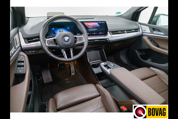 BMW 2 Serie Active Tourer 218i M-sport | Panoramadak | Leer | Harman Kardon | Stoel- en stuurverwarming | HUD | Electrische klep 360 Camera, Assisted driving, Navigatie, Shadowline, Keyless, Helemaal, 19'' Individual. VOL!