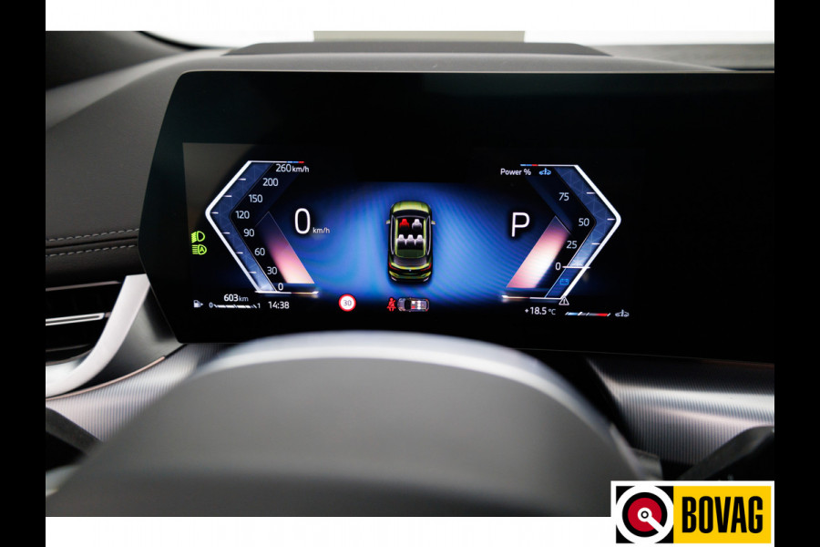 BMW 2 Serie Active Tourer 218i M-sport | Panoramadak | Leer | Harman Kardon | Stoel- en stuurverwarming | HUD | Electrische klep 360 Camera, Assisted driving, Navigatie, Shadowline, Keyless, Helemaal, 19'' Individual. VOL!