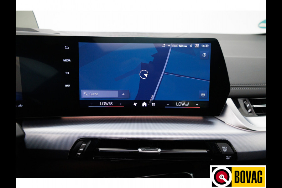 BMW 2 Serie Active Tourer 218i M-sport | Panoramadak | Leer | Harman Kardon | Stoel- en stuurverwarming | HUD | Electrische klep 360 Camera, Assisted driving, Navigatie, Shadowline, Keyless, Helemaal, 19'' Individual. VOL!