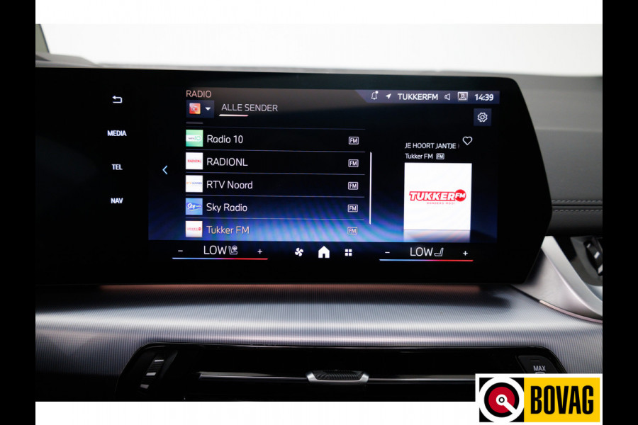 BMW 2 Serie Active Tourer 218i M-sport | Panoramadak | Leer | Harman Kardon | Stoel- en stuurverwarming | HUD | Electrische klep 360 Camera, Assisted driving, Navigatie, Shadowline, Keyless, Helemaal, 19'' Individual. VOL!