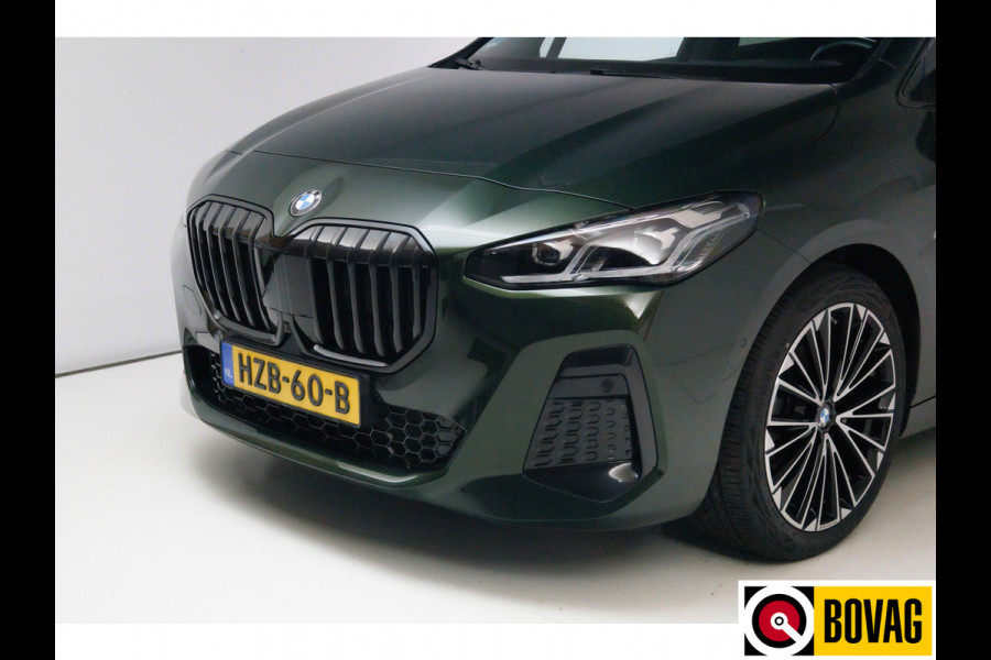 BMW 2 Serie Active Tourer 218i M-sport | Panoramadak | Leer | Harman Kardon | Stoel- en stuurverwarming | HUD | Electrische klep 360 Camera, Assisted driving, Navigatie, Shadowline, Keyless, Helemaal, 19'' Individual. VOL!