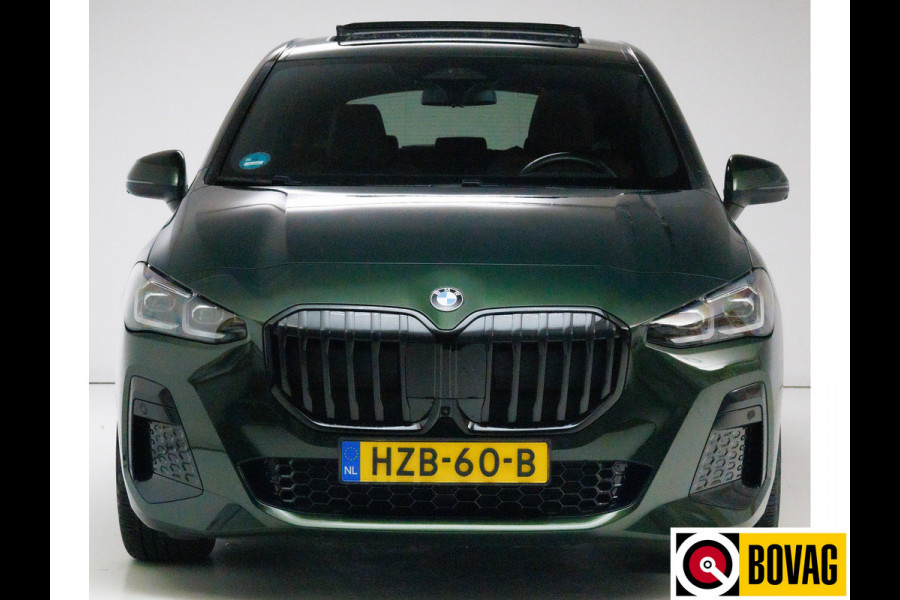 BMW 2 Serie Active Tourer 218i M-sport | Panoramadak | Leer | Harman Kardon | Stoel- en stuurverwarming | HUD | Electrische klep 360 Camera, Assisted driving, Navigatie, Shadowline, Keyless, Helemaal, 19'' Individual. VOL!
