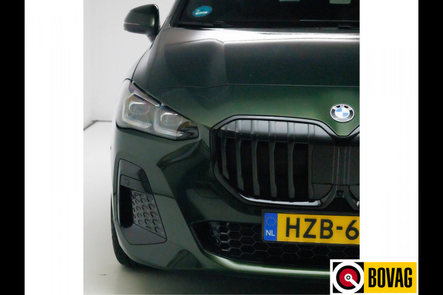 BMW 2 Serie Active Tourer 218i M-sport | Panoramadak | Leer | Harman Kardon | Stoel- en stuurverwarming | HUD | Electrische klep 360 Camera, Assisted driving, Navigatie, Shadowline, Keyless, Helemaal, 19'' Individual. VOL!