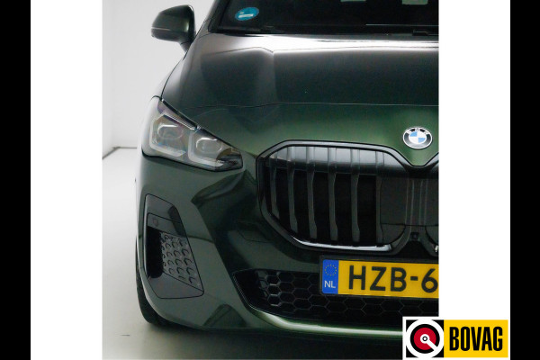 BMW 2 Serie Active Tourer 218i M-sport | Panoramadak | Leer | Harman Kardon | Stoel- en stuurverwarming | HUD | Electrische klep 360 Camera, Assisted driving, Navigatie, Shadowline, Keyless, Helemaal, 19'' Individual. VOL!