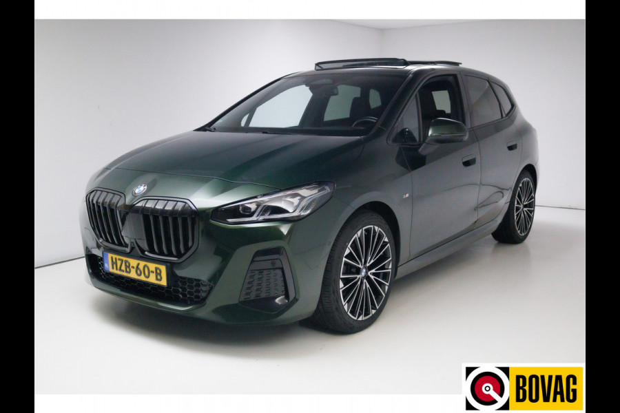BMW 2 Serie Active Tourer 218i M-sport | Panoramadak | Leer | Harman Kardon | Stoel- en stuurverwarming | HUD | Electrische klep 360 Camera, Assisted driving, Navigatie, Shadowline, Keyless, Helemaal, 19'' Individual. VOL!