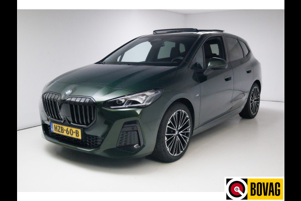 BMW 2 Serie Active Tourer 218i M-sport | Panoramadak | Leer | Harman Kardon | Stoel- en stuurverwarming | HUD | Electrische klep 360 Camera, Assisted driving, Navigatie, Shadowline, Keyless, Helemaal, 19'' Individual. VOL!