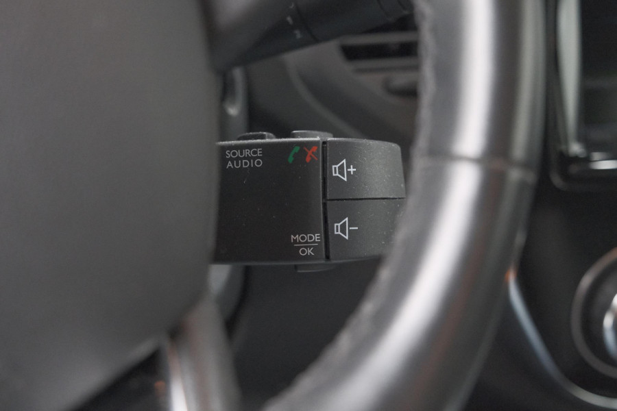 Renault Captur TCe 120 Intens | Camera | Dodehoekdetectie | Navigatie | Stoelverwarming | Parkeersensoren