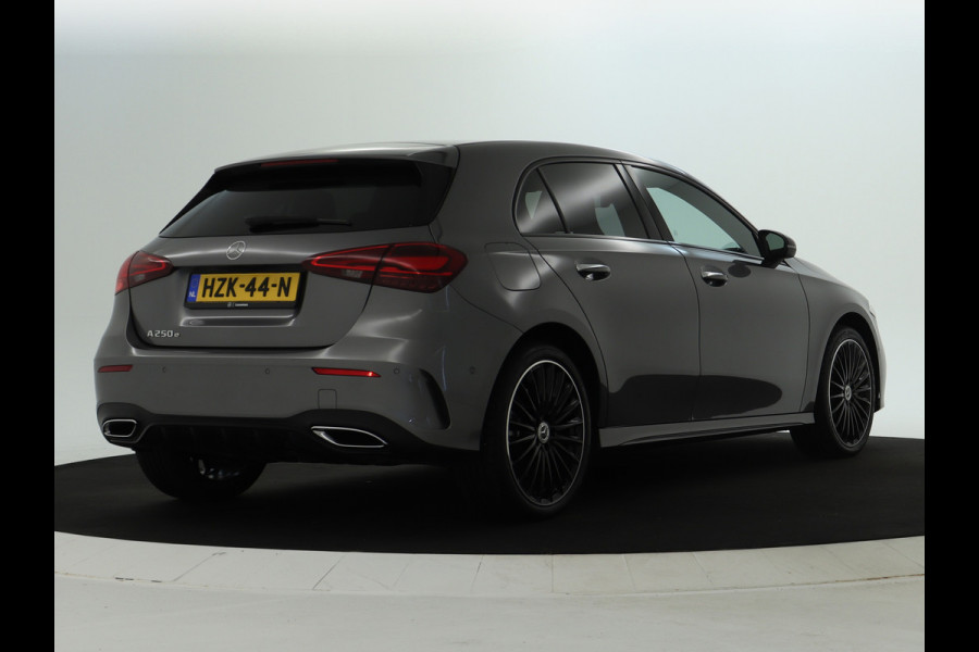 Mercedes-Benz A-Klasse 250 e AMG Line AMG Line Advanced Plus | Night Pakket | 19 Inch AMG velgen | Stoel en Stuurverwarming. Inclusief 24 maanden MB Certified garantie voor Europa.