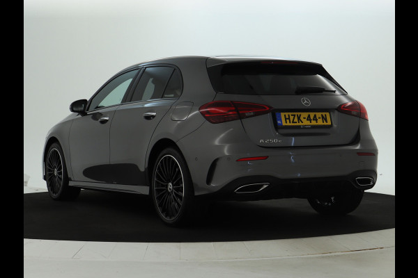 Mercedes-Benz A-Klasse 250 e AMG Line AMG Line Advanced Plus | Night Pakket | 19 Inch AMG velgen | Stoel en Stuurverwarming. Inclusief 24 maanden MB Certified garantie voor Europa.