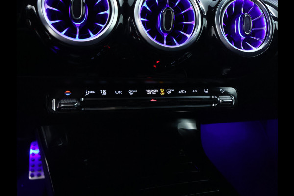 Mercedes-Benz A-Klasse 250 e AMG Line AMG Line Advanced Plus | Night Pakket | 19 Inch AMG velgen | Stoel en Stuurverwarming. Inclusief 24 maanden MB Certified garantie voor Europa.