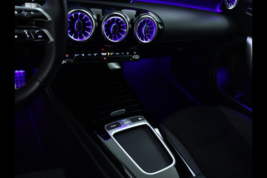 Mercedes-Benz A-Klasse 250 e AMG Line AMG Line Advanced Plus | Night Pakket | 19 Inch AMG velgen | Stoel en Stuurverwarming. Inclusief 24 maanden MB Certified garantie voor Europa.
