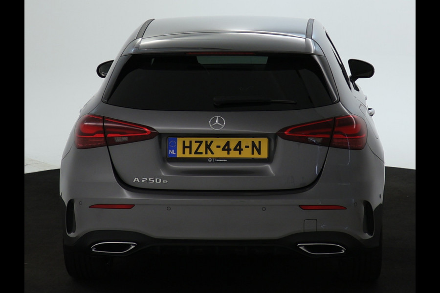 Mercedes-Benz A-Klasse 250 e AMG Line AMG Line Advanced Plus | Night Pakket | 19 Inch AMG velgen | Stoel en Stuurverwarming. Inclusief 24 maanden MB Certified garantie voor Europa.