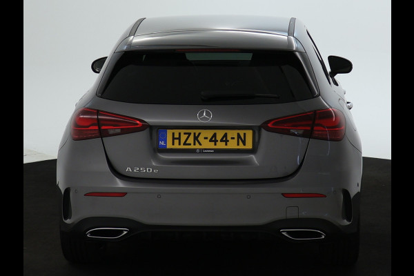 Mercedes-Benz A-Klasse 250 e AMG Line AMG Line Advanced Plus | Night Pakket | 19 Inch AMG velgen | Stoel en Stuurverwarming. Inclusief 24 maanden MB Certified garantie voor Europa.