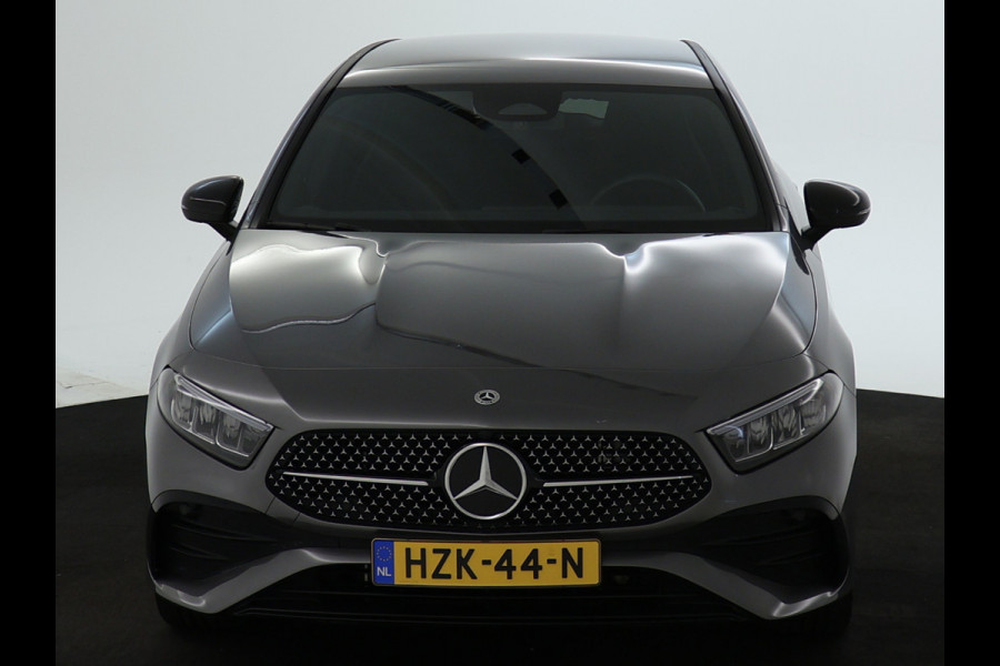 Mercedes-Benz A-Klasse 250 e AMG Line AMG Line Advanced Plus | Night Pakket | 19 Inch AMG velgen | Stoel en Stuurverwarming. Inclusief 24 maanden MB Certified garantie voor Europa.