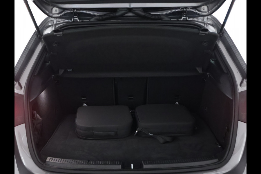 Mercedes-Benz A-Klasse 250 e AMG Line AMG Line Advanced Plus | Night Pakket | 19 Inch AMG velgen | Stoel en Stuurverwarming. Inclusief 24 maanden MB Certified garantie voor Europa.