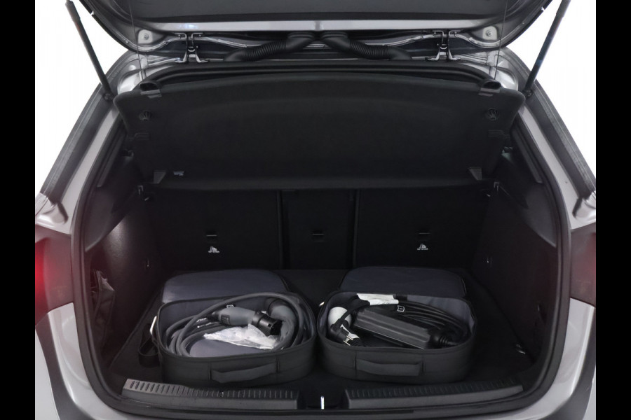 Mercedes-Benz A-Klasse 250 e AMG Line AMG Line Advanced Plus | Night Pakket | 19 Inch AMG velgen | Stoel en Stuurverwarming. Inclusief 24 maanden MB Certified garantie voor Europa.