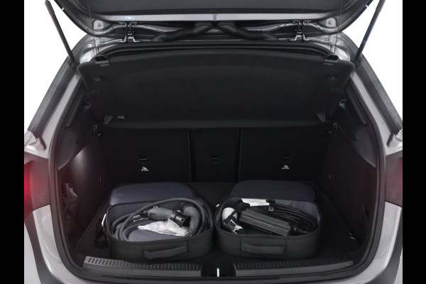 Mercedes-Benz A-Klasse 250 e AMG Line AMG Line Advanced Plus | Night Pakket | 19 Inch AMG velgen | Stoel en Stuurverwarming. Inclusief 24 maanden MB Certified garantie voor Europa.