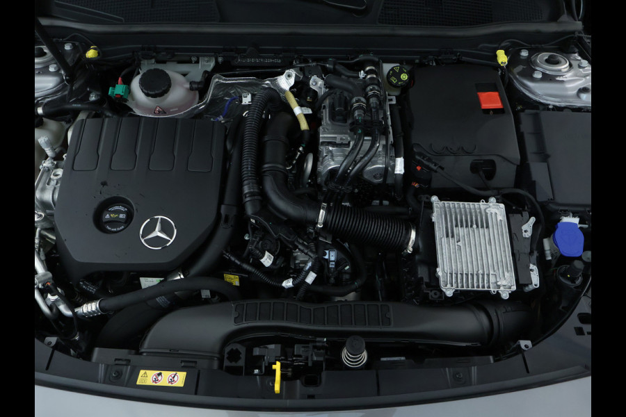 Mercedes-Benz A-Klasse 250 e AMG Line AMG Line Advanced Plus | Night Pakket | 19 Inch AMG velgen | Stoel en Stuurverwarming. Inclusief 24 maanden MB Certified garantie voor Europa.