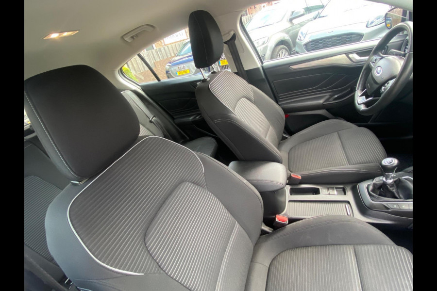 Ford Focus 1.0 TITANIUM CAMERA/NAVI/KEYLESS/LANE/CARPLAY