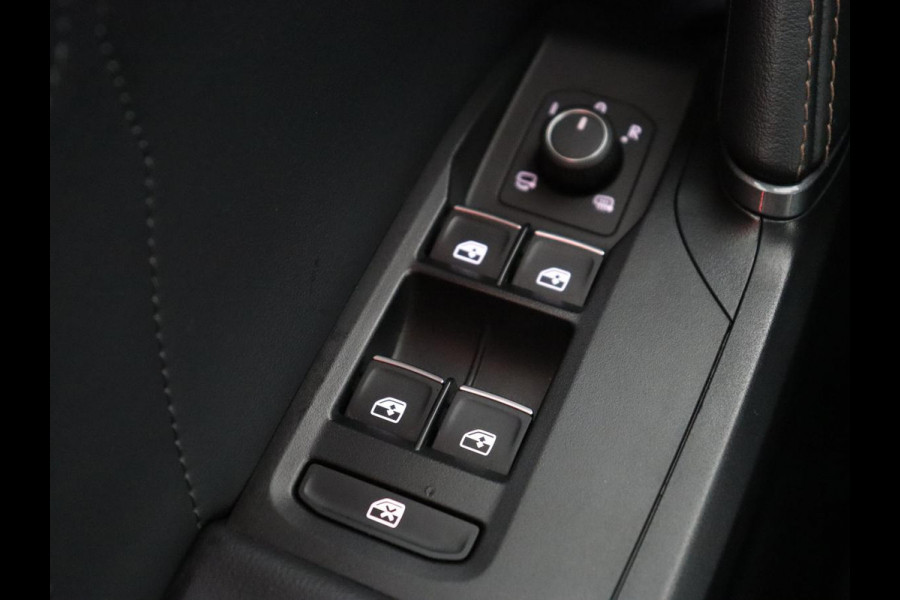 CUPRA Leon 1.4 eHybrid VZ | 245pk | Stoel & stuurverwarming | Carplay | Camera | Adaptive cruise | Navigatie | Sfeerverlichting | Keyless | Sportstoelen | PHEV | Plug In