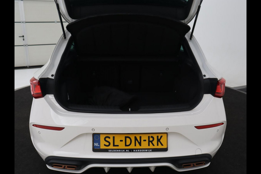 CUPRA Leon 1.4 eHybrid VZ | 245pk | Stoel & stuurverwarming | Carplay | Camera | Adaptive cruise | Navigatie | Sfeerverlichting | Keyless | Sportstoelen | PHEV | Plug In