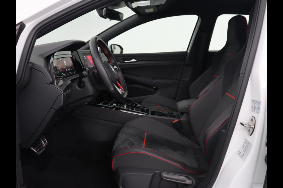 Volkswagen Golf 2.0 TSI GTI Clubsport | 300pk | Stoel & stuurverwarming | Carplay | Sfeerverlichting | LED Plus | Sportstoelen | Parkeerhulp | Digital Cockpit | Climate control
