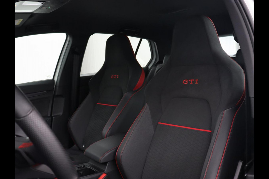Volkswagen Golf 2.0 TSI GTI Clubsport | 300pk | Stoel & stuurverwarming | Carplay | Sfeerverlichting | LED Plus | Sportstoelen | Parkeerhulp | Digital Cockpit | Climate control