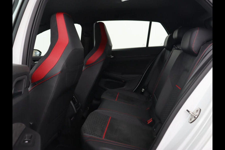 Volkswagen Golf 2.0 TSI GTI Clubsport | 300pk | Stoel & stuurverwarming | Carplay | Sfeerverlichting | LED Plus | Sportstoelen | Parkeerhulp | Digital Cockpit | Climate control