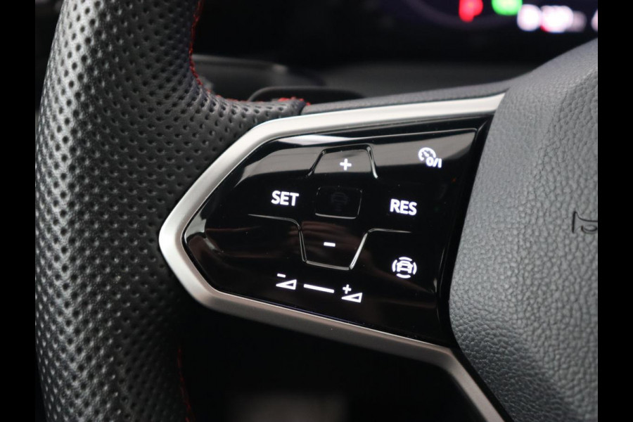 Volkswagen Golf 2.0 TSI GTI Clubsport | 300pk | Stoel & stuurverwarming | Carplay | Sfeerverlichting | LED Plus | Sportstoelen | Parkeerhulp | Digital Cockpit | Climate control