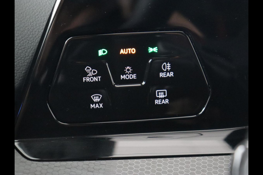 Volkswagen Golf 2.0 TSI GTI Clubsport | 300pk | Stoel & stuurverwarming | Carplay | Sfeerverlichting | LED Plus | Sportstoelen | Parkeerhulp | Digital Cockpit | Climate control